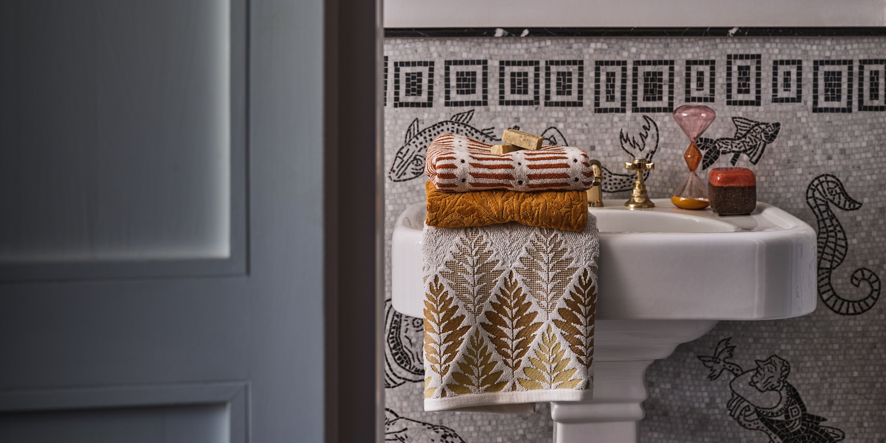 <font size="+3">Echi di</font size="+3">